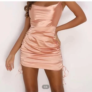 Silkes klänning - Skitsnygg silkesklänning men tyvärr lite för stor för mig. 🥰 köpte står för frakt