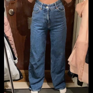 Zara jeans - Säljer mina favorit jeans från Zara. Dom är högmidjade och och wide leg🦋 dom är lite slitna längst ner eftersom dom är för långa för mig så har jag gått på dom när jag varit ute! Skriv för mer bilder eller frågor, om många är intresserade så får ni buda💕