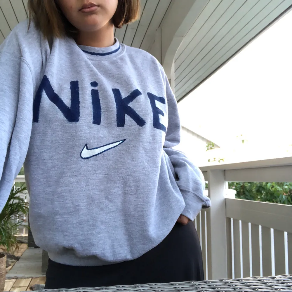 En vanlig grå härligt sweatshirt som jag sedan målat på nike bokstäverna och även den blåa linjen vid kragen! Säljer pga har för mke tröjor! Färgen åker ej av vid tvätt. Passar olika strl beroende på hur man vill ha passformen😌 Jag har strl S/M!. Tröjor & Koftor.