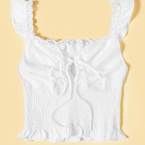 GULLIG VIT TOPP FRÅN SHEIN - Säljer denna gulliga topp ifrån SHEIN💕 Den är aldrig använd då jag råkade köpa två av samma!! Det är en S men är ganska stretchig både runt midjan och justerbar över brösten⭐️ Hör av er vid ytterligare frågor och förslag på pris😁