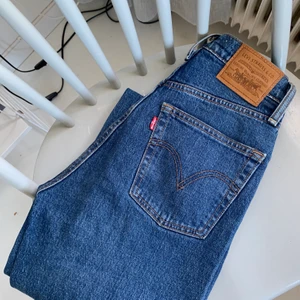 Levis ribcage w25 - Helt nya Levis ribcage i storlek 25/29. Dom perfekta blå jeansen helt enkelt! Använda en gång så i nyskick! Nypris 1100:-