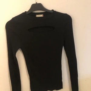 Ribbad tröja - Svart ribbad tröja från chiquelle, har som en öppning över bröstet storlek S. Väldigt stretshig 