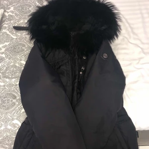Hollies jacka M - En svart hollies jacka med svart Björn päls i storlek 40 bra kvalitet 