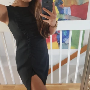 Snygg Calvin Klein klänning - Snygg cocktail klänning från Calvin Klein i nyskick med rynkad detalj och slits. Storlek 8, ca.38/40 Köparen står för frakt!