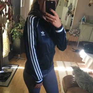Adidas jacka/tröja - Sjukt snygg jacka/tröja från adidas, näst intil oanvänd då den är en aning för liten för mig. Den är storlek 36 men jag skulle säga att den passar bättre på en 34a. 