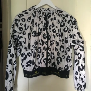 Adidas by Stella vindjacka  - Oanvänd vindtät Adidas jacka. Säljer pga för liten i storleken. 