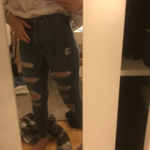 jeans - säljer dehär jeansen med hål. 50kr+frakt. Storlek 38 knappt använda