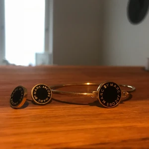 Marc by Marc jacobs - Båda för 500! Modell: Logo Disc Bangle Logo Disc Stud Earrings