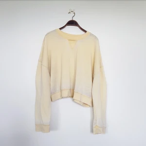 Gul croptop  - Croppad tröja i fin gul färg från Topshop. Köpt för några år sen men sparsamt använd och i bra skick. Köpt för 400kr, säljs för 200kr Strl 44. Finns att hämta i Fruängen men kan även mötas upp i Stockholm. Ska den skickas så står köparen för frakt💫