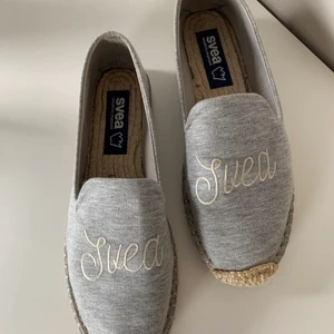 Espandrillos från Svea  - Ett par grå espandrillos från Svea. Knappt använda. Nypris 600kr. Köparen står för eventuell frakt. 266kr inklusive frakt.