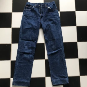 Levis 239 Jeans strl W 31 L 34 (passar xs & s) - Ett par Levi’s jeans med fin tvätt som jag tyvärr vuxit ur. De är lite upplagda på benen så även om L (leg) är 34 passar de nog snarare 32 i längden. Skulle säga att de passar som både XS och S. Använda men ej trasiga någonstans. Möts upp i Stockholm eller shippar mot betald frakt ✨✨✨✨ originalpris runt 700-1000 kr.