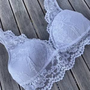 Vit spetstopp - Säljer denna fina vita spetstopp i storlek S. Passar någon med A-kupa, är tveksam till B. Den sitter verkligen jättefint på. Endast använd max tre gånger därav i jättebra skick! Hör av er om ni är intresserade eller har några frågor🌸 frakt tillkommer på 22kr