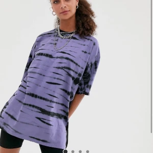 Tiedye t-shirt från Asos i storlek 38/M! - Skön och slapp t-shirt i cool färg. I bra skick då den är knappt använd. 180 kr inkluderad frakt.