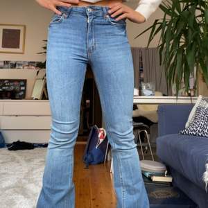 Jättesnygga bootcut jeans från Zara. Storlek 36 och passar dig som är runt 170. Bra skick, inte mycket använda. Snygga och passar till allt!💞💞 köparen står för frakten!