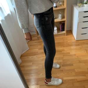 Perfekta grå jeans med slitning på knät från Mango, storlek 36, använda fåtal gånger! 