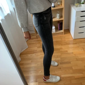 Grå jeans - Perfekta grå jeans med slitning på knät från Mango, storlek 36, använda fåtal gånger! 