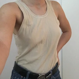 Linne - Gulligt beiget linne i fint skick, köpt secondhand. Fraktar och möts upp i centrala Stockholm. 🐟💞🦄🐽💗❤️🦋