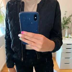 Jacka i mockalikande material - Jacka utan luva i mockalikande material med svagt rutigt mönster. Använt fåtal gånger, storlek S