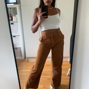 Manchesterbyxor  - Bruna byxor från HM! Strl 36. Köparen står för frakt som ligger på 55kr! 💗💗💗