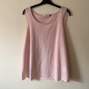 Linne med öppning i ryggen  - Snyggt linne från Only som är öppen i ryggen