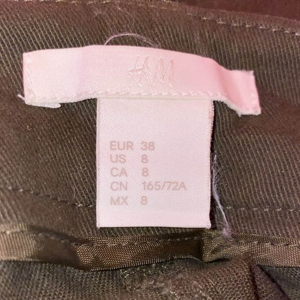 snygga gröna cargo byxor från h&m. säljer eftersom jag har några som e väldigt lika till dessa. frakt tillkommer💕. Jeans & Byxor.