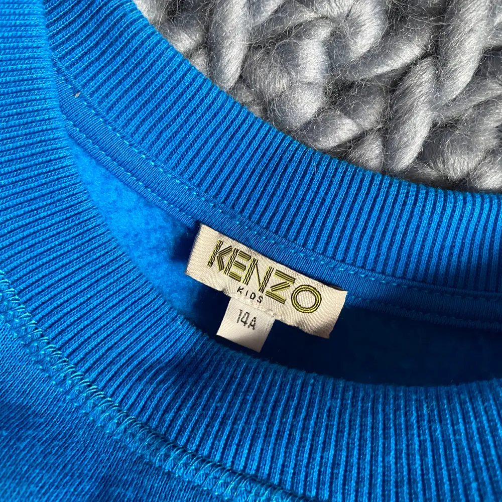 Säljer min Kenzo Sweatshirt! Finaste blå färgen! Köpt på NK i stockholm så den är givetvis äkta! 💙 Det är barn strl men den sitter som en S. Övrigt.