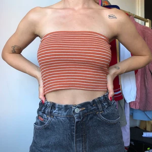 Bandeau topp - Säljer denna topp från Brandy Melville!! Den är i storlek one size men skulle säga att den passar XS-M🤩 Kan mötas upp i Örebro eller frakta!🥰🥰 BUDGIVNING i kommentarsfältet!🧚🏼‍♀️
