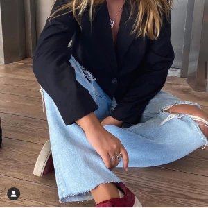 90 high waisted jeans  - Populära slutsålda jeans från Gina så snygga, andvända ett fåtal gånger! 