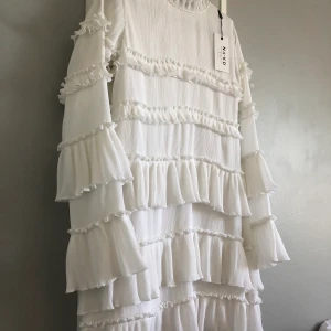 Vit klänning - Oanvänd Vit klänning, prislapp sitter kvar, perfekt till sommar, student eller skolavslutning!🦋🌸