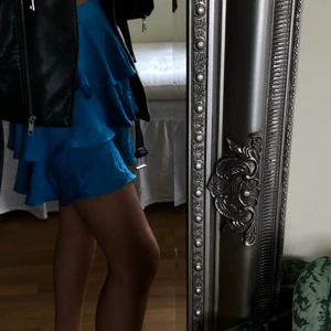 Blå kjol  - Från zara, använt 1 gång, passar med mycket, mysigt material, sitter inte tajt på kroppen! 