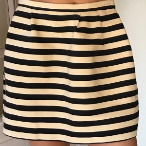 Festkjol från Oasis - En superfin randig kjol med veck från Oasis säljes. Superfint skick! Säljer för 60 kr + 44kr frakt. 