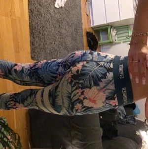 stronger tränings tights - Säljer mina nästsn oanvända stronger tights pga använder aldrig. Dom är i storlek Xs och är jätte sköna och sitter åt i midjan men samtidigt jätte stretchiga  HÖGSTA BUD ÄR 150kr!!! ✨
