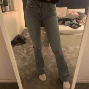 Såå fina bootcut jeans från Zara, köparen står för frakten. Dom är väldigt långa i modellen så passar nästan alla längder då man kan klippa dom om man vill!🥰