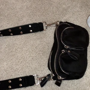 gina väska  - säljar nu min gina väska för ett bra pris. detta är den mindre modellen. använd ett få tal gånger. säljs pga kommer inte till användning💕✨