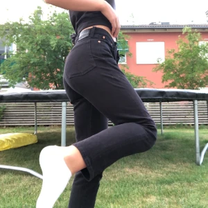 Levis jeans - Sköna och stretchiga jeans från Levis. Sitter riktigt bra och passar till allt. Skriv för mer bilder eller frågor🥰🥰