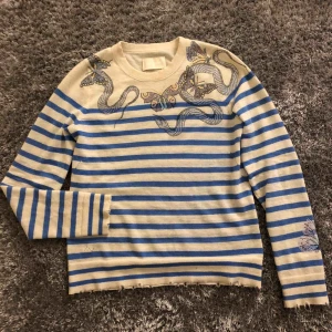  - Säljer min så fina cashmere tröja från Zadig voltaire. Säljer pågrund av att jag tröttnat på den men den är i så fint skick och super skön. Nypris är över 3000! Buda gärna