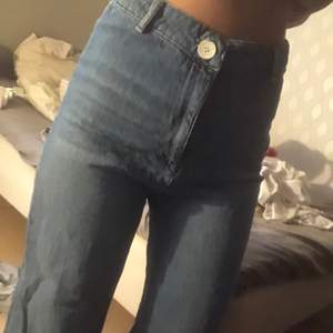 vintage jeans från zara. strl 36, köpt i italien 2019. möts upp eller fraktar! (42kr) sitter ganska bra på mig som är 160, kan passa upp till 170. meddela gärna för fler bilder/frågor!