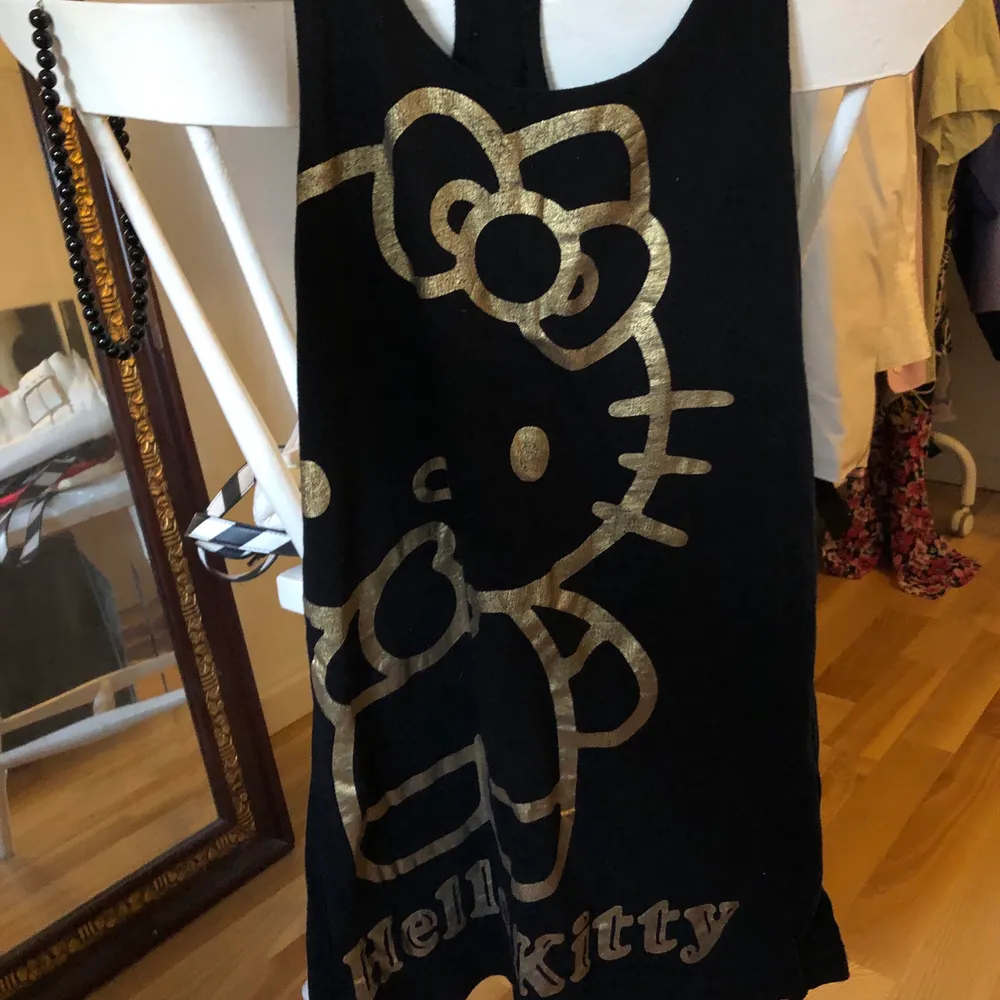 Säljer detta Hello Kitty linne i svart o guld. Storlek 34 vilket motsvarar en XS. 100kr inklusive frakt<3. Toppar.