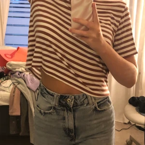 Magtröja-randig  - Stretchiga randig tröja som e lös 