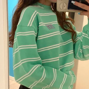 Tröja - Endast testad o säljer pga inte min stil💕 Frakt tillkommer på 30kr 🚚 📦 Högsta bud: 350kr 