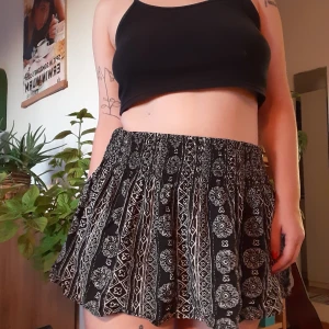 🥰❤söt kjol från Hollister - Supersöt kjol från Hollister! Säljer för den är för kort för min smak. Storlek s, men kan passa vad som för den har stretchig resår i midjan. Jag är 164 för referens 🥰 kan mötas i Malmö eller skickas mot frakt 😊🌱