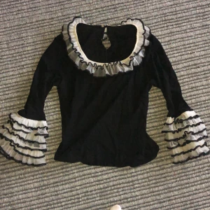 Blus  - Säljer denna blusen som tyvärr blivit för liten för mig, har storlek s nu 