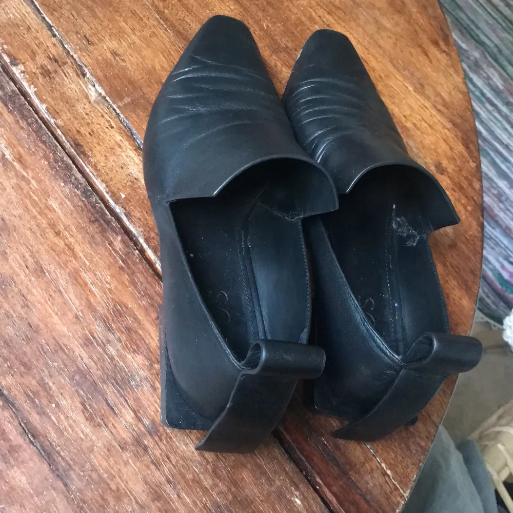 Nya loafers från Cos, helt i läder, jättefin kvalitet. Behandlade och omsulade. Använda ett fåtal gånger. Jättesnygga till t’ex oversize jeans. Nypris 1350kr, plus kostnad för omsulning. (Första bilden från hemsidan). Skor.