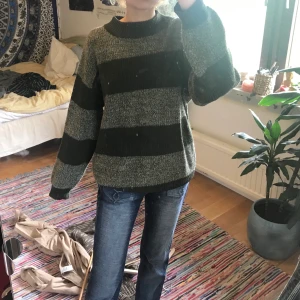 Stickad tröja  - Säljer denna knappt använda stickade tröja från Beyond Retro:)) Står ingen storlek men jag bruka ha stl S och den sitter oversized på mig! 