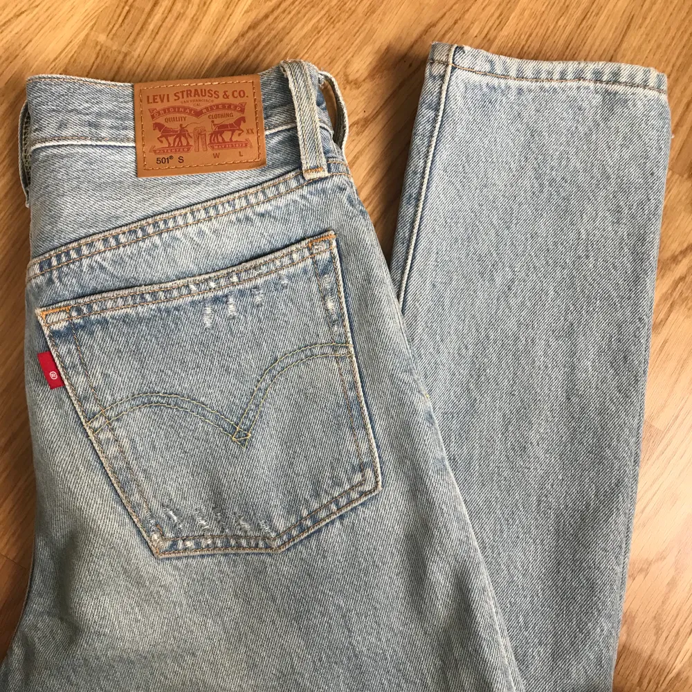 Ljusblå Levi’s jeans i 501 modell. Passar mig bra i längd och jag är 173cm. Köpare betalar frakt på 60kr. Jeans & Byxor.