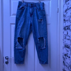 Jeans relaxed fit - Jag har haft byxorna i 1 år och använder dem aldrig. Dem är lite trasiga vid knäna men det händer med alla byxor som har hål vid knäna.
