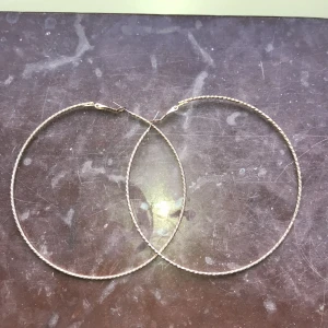 Örhängen - Säljer ett par guldfärgade örhängen. Aldrig avända