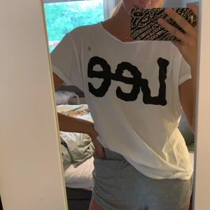 Lee t-shirt - En vit t-shirt med svart tryck från Lee. Storlek S! Har ett pyttelitet hål (som knappt syns) 🤍