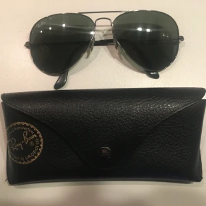 Ray Ban solglasögon - Äkta Ray Bans, köpta för ca 10 år sedan. Inte använt de så mycket, så de är i väldigt fint skick. 