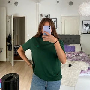 Acne studios, t-shirt: storlek M - En acne T-shirt som jag köpte för ett tag sedan men har aldrig kommit till andvändning...:/ köpt på NK för 1200kr